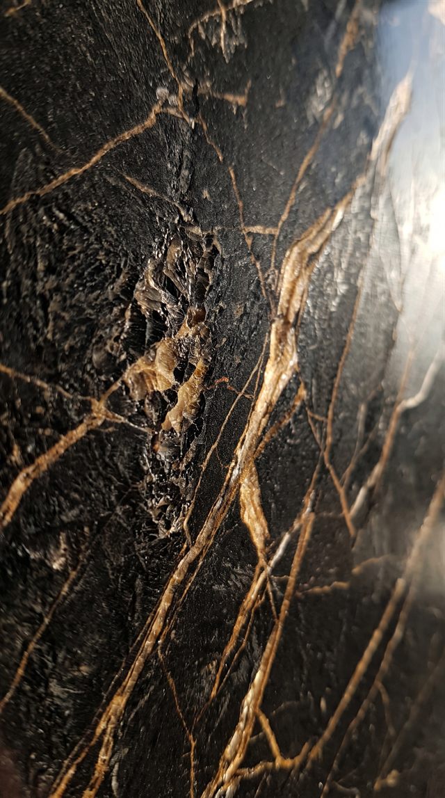 Magma Black — makro-nærbillede af åre-struktur og materialedybde