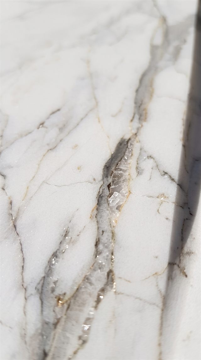 Statuario Bianco — makro-nærbillede af åre-struktur og materialedybde
